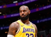 湖人险胜狂砍50分，76人关键表现点燃全场！