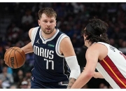 东契奇连续十二场比赛得分超过战术调整，曼联挑战极限！